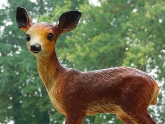 Skulptur „Babyhirsch“ – 48 x 38 cm – Polystone