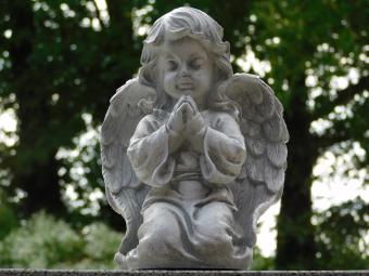 Engel-Figur – 33 x 24 cm – Weiß/Grau – Polystone