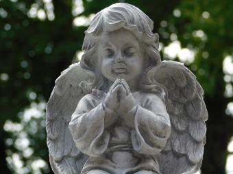 Engel-Figur – 33 x 24 cm – Weiß/Grau – Polystone