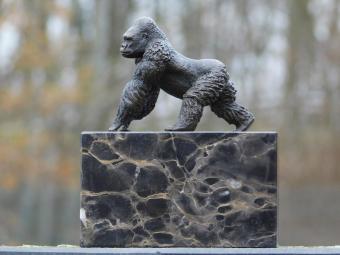 Bronzen beeld Gorilla op Marmeren voet