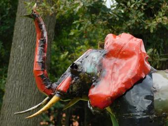 Elefant Igor – 80 x 100 cm – Farbenfrohe Skulptur – Afrikanisches Kunstwerk