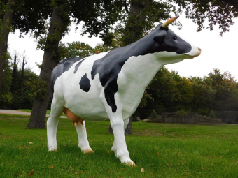 Skulptur Kuh XXL – 147 x 205 cm – Polystone