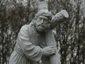 Statue Jesus mit Kreuz XL – 70 cm – Polystone