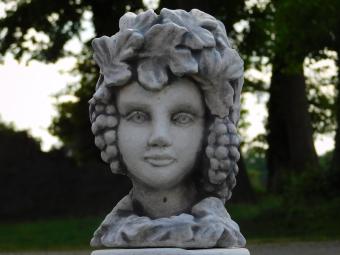 Blumentopf Frau auf Sockel - 58 cm - Stein