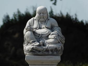 Buddha on Pedestal - 55 cm - Steenzuletzt