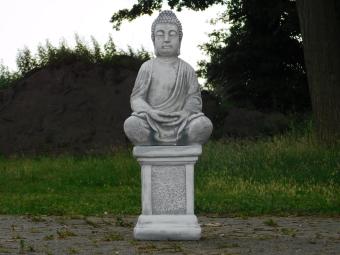 Einmalig: Buddha auf Sockel - 83 cm - Stein