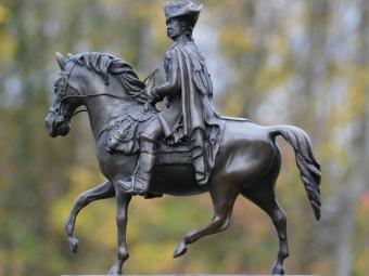Bronzestatue Friedrich der Große zu Pferd – auf Marmorsockel