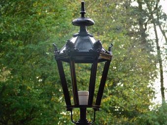 Klassieke Buitenlamp - 70 cm - Zwart - Kap met Kronen op Vierkante Voet - Alu