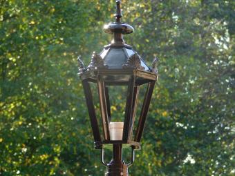 Classic Outdoor Pedestal Lamp, Black - 93 cm - Post with Crown-Style Top - Aluminum