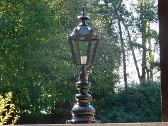 Classic Outdoor Lamp - 83 cm - Black - Round Base with Crown-Style Shade - Aluminum