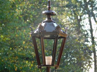 Classic Outdoor Lamp - 83 cm - Black - Round Base with Crown-Style Shade - Aluminum