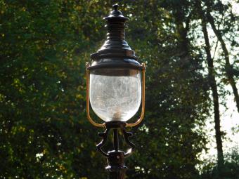 Classic Outdoor Lamp - 93 cm - Black - Aluminum Pedestal Post + Shade with Brass Accent