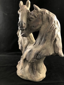 Wunderschöne Pferdestatue mit zwei Pferdeköpfen, Holzoptik.