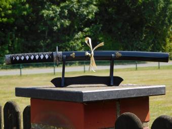 Decoratieve Katana ''KB'' op Standaard - 45 cm
