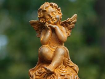 Engel op Bol van Rozen – Gietijzer – ca. 15,5 cm hoog