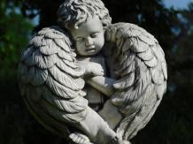 Engel mit Flügeln auf Sockel - 110 cm - Stein