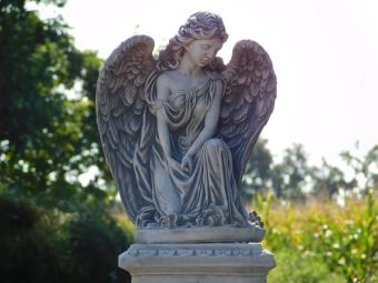 Angel with Wings on English Pedestal - 113 cm - Stone