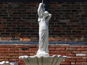 Fountain with Woman - 170 x 80 cm - Stone
