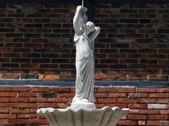 Springbrunnen mit Frau - 170 x 80 cm - Stein