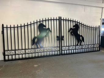 Beautiful black wrought iron gate – 496 cm wide – with rearing horse