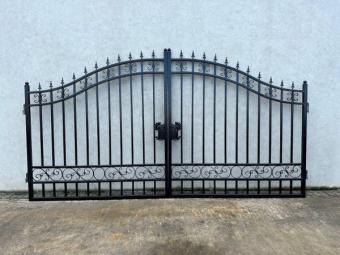 Beautiful black wrought iron gate – 547 cm wide – plain design, beautifully heavy fencing.