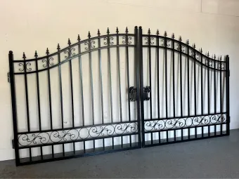 Beautiful black wrought iron gate – 547 cm wide – plain design, beautifully heavy fencing.