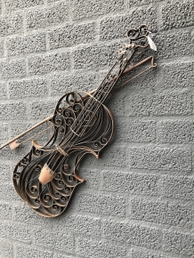 Beautiful wrought iron violin for the garden wall or indoors as a wall decoration!!