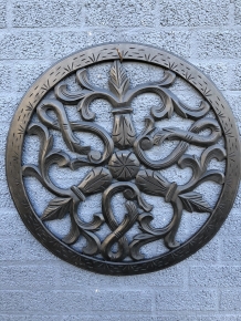 Wandornament rond, sier gesneden, zwart-bruin, fraai!