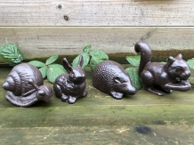 Set mooie gietijzeren dieren beelden: slak, konijn, egel en een eekhoorn.