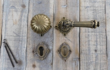 Antiek deurbeslag messing met veiligheidsvbevestiging, deurbeslag voor de huisdeur.