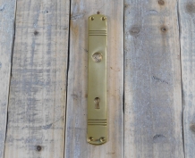 1 Lange deurplaat,  'Laudi' in messing gepolijst, jaren 30 stijl, fraai.