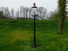 Tuinlantaarn zwart, gietijzeren paal, met koperen kap, klassieke buitenlamp