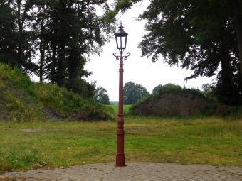 Sturdy Lamp Post - 320 cm - Cast Iron Menie Rough with Black Cap