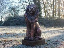 Sitzender Löwe - Polystone - nach links schauend - Kupferoptik