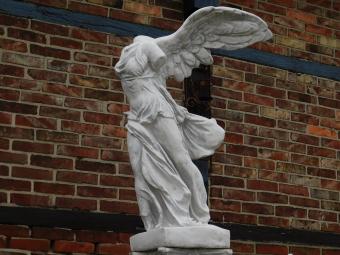 Statue Nike auf Sockel XL – 194 cm – Stein – Gartenstatue