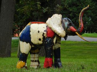 Elefant Nacho – 80 x 90 cm – Farbenfrohe Skulptur – Afrikanisches Kunstwerk