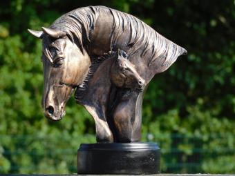 Pferdestatue aus Polystone – bronzefarben