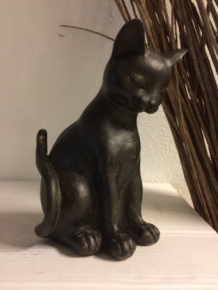 Zittende kat, beeldhouwkunst uit Polystein