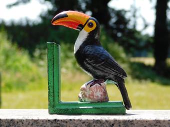 Buchstützen-Set „Tukan“ – Farbiges Gusseisen