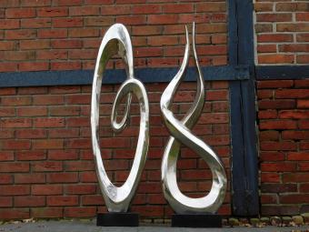 Set abstrakte Skulpturen – 130 cm – silberfarben – Aluminium mit Marmorsockel – robust