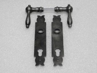 Türbeschlagset – Türgriffe Cambridge + Türschilder Noble PC 92 – Gusseisen, verzinkt