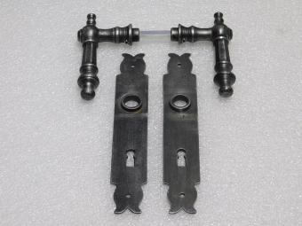 Türbeschlagset – Türgriffe Victoria + Türplatten Baron BB 72 – Gusseisen, verzinkt