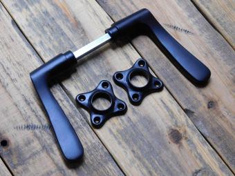 Set Türgriffe mit quadratischen Rosetten – Aluminium – Schwarz