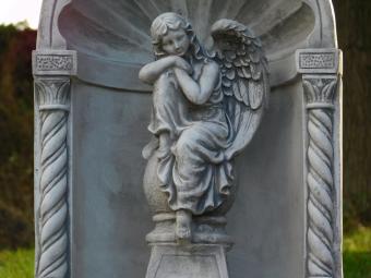 Klassische Kapelle mit sitzendem Engel – 65 cm – Grau/Weiß – Stein