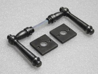 Set Türgriffe Windsor + Türgriffrosetten, quadratisch – Gusseisen, verzinkt