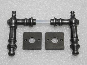 Türgriff-Set „Victoria“ + quadratische Griffrosetten – verzinktes Gusseisen