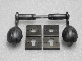 Set Türgriffe Vienna + Türgriff- und Schlossrosetten, quadratisch – Gusseisen, verzinkt