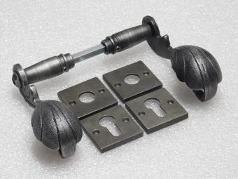 Set Türgriffe Vienna + Türgriff- und Schlossrosetten, quadratisch – Gusseisen, verzinkt