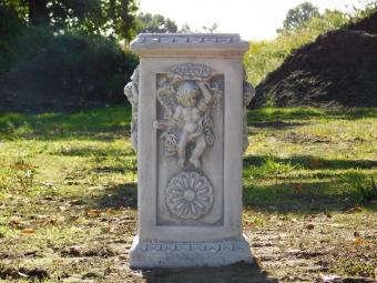 Sockel mit Engeln – 63 cm – Stein