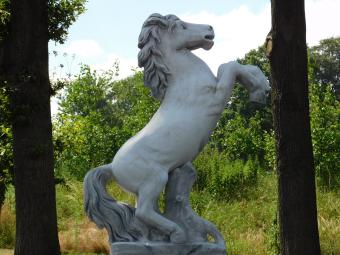 Steigendes Pferd auf Podest XL - 180 cm - Stein